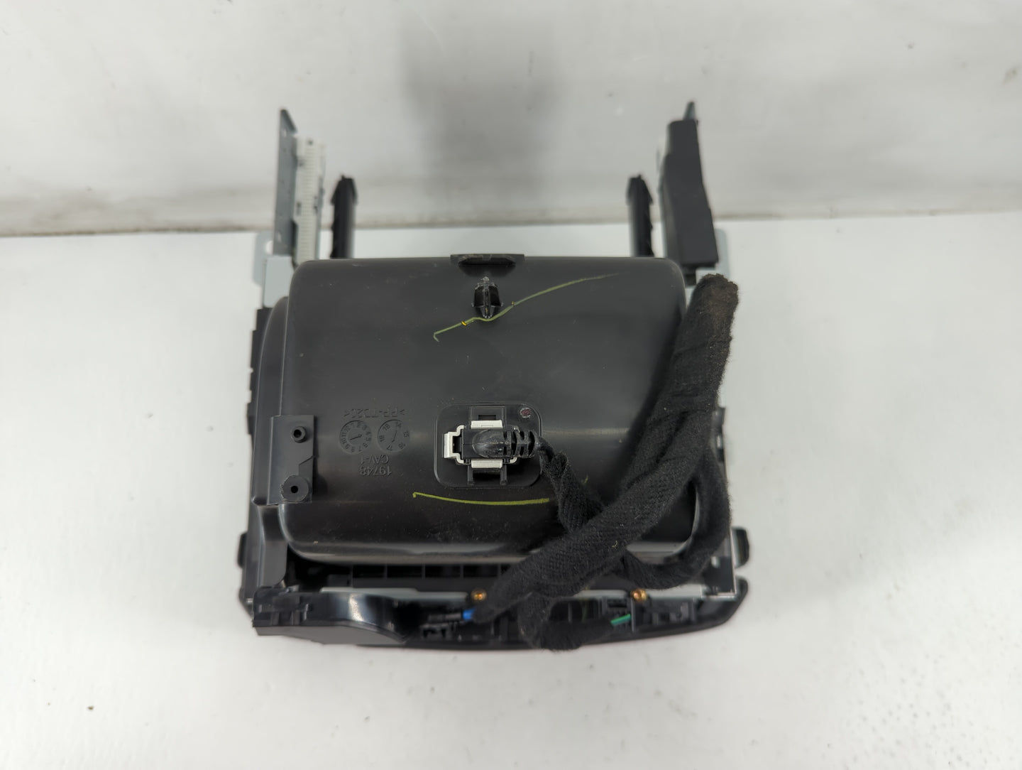 2017 Gmc Yukon Xl 1500 Radio AM FM Cd Player Receiver Replacement P/N:84096260 Fits Fits 2018 2019 2020 OEM Used Auto Parts 