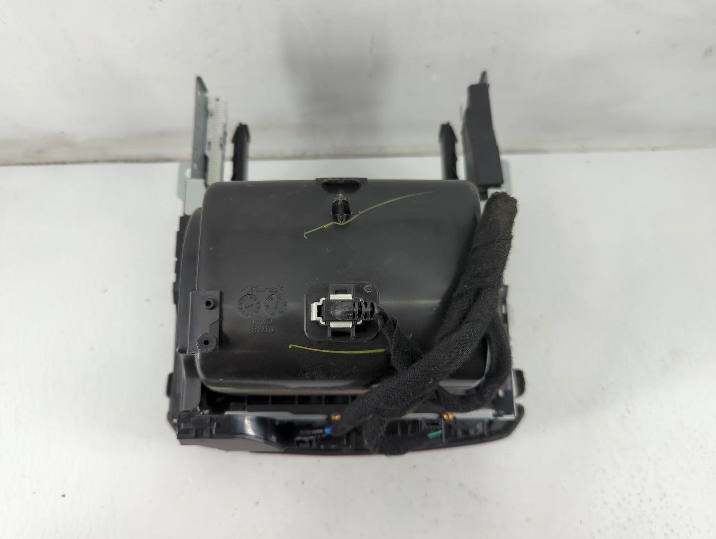 2017 Gmc Yukon Xl 1500 Radio AM FM Cd Player Receiver Replacement P/N:84096260 Fits Fits 2018 2019 2020 OEM Used Auto Parts 