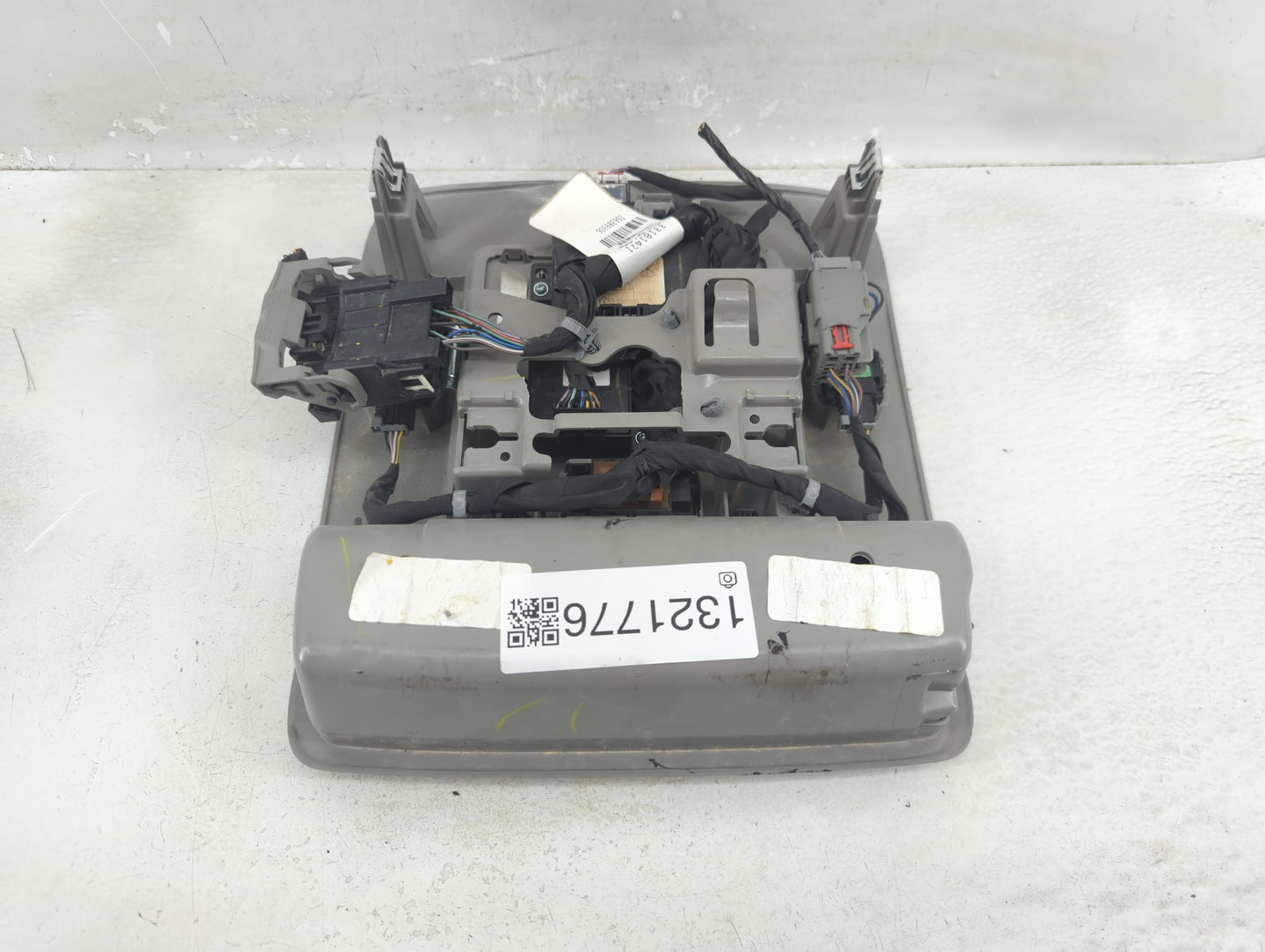 Gmc Yukon Xl 1500 Overhead Roof Console 1321776 - Oemusedautoparts1.com