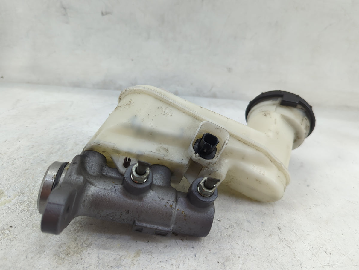 2013-2017 Honda Accord Brake Master Cylinder 1498946 - Oemusedautoparts1.com