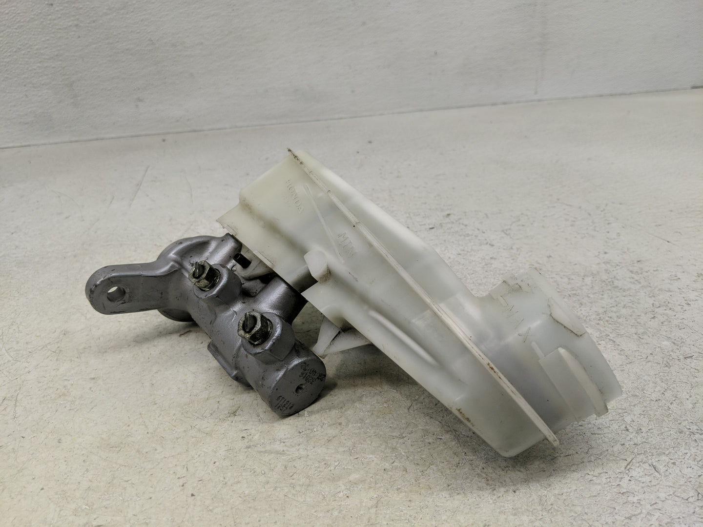 2016-2021 Honda Civic Brake Master Cylinder 1300395 - Oemusedautoparts1.com