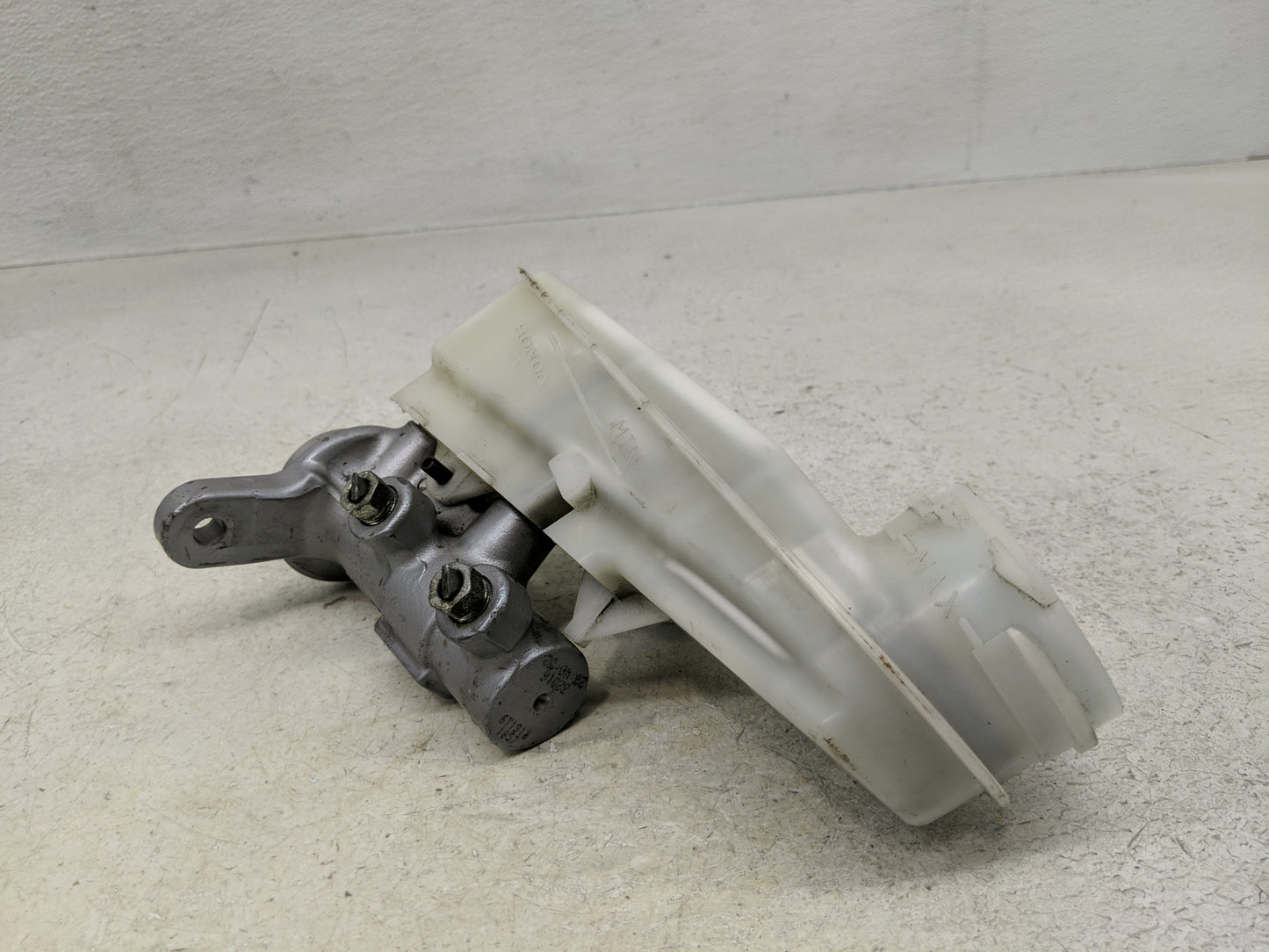 2016-2021 Honda Civic Brake Master Cylinder 1300395 - Oemusedautoparts1.com