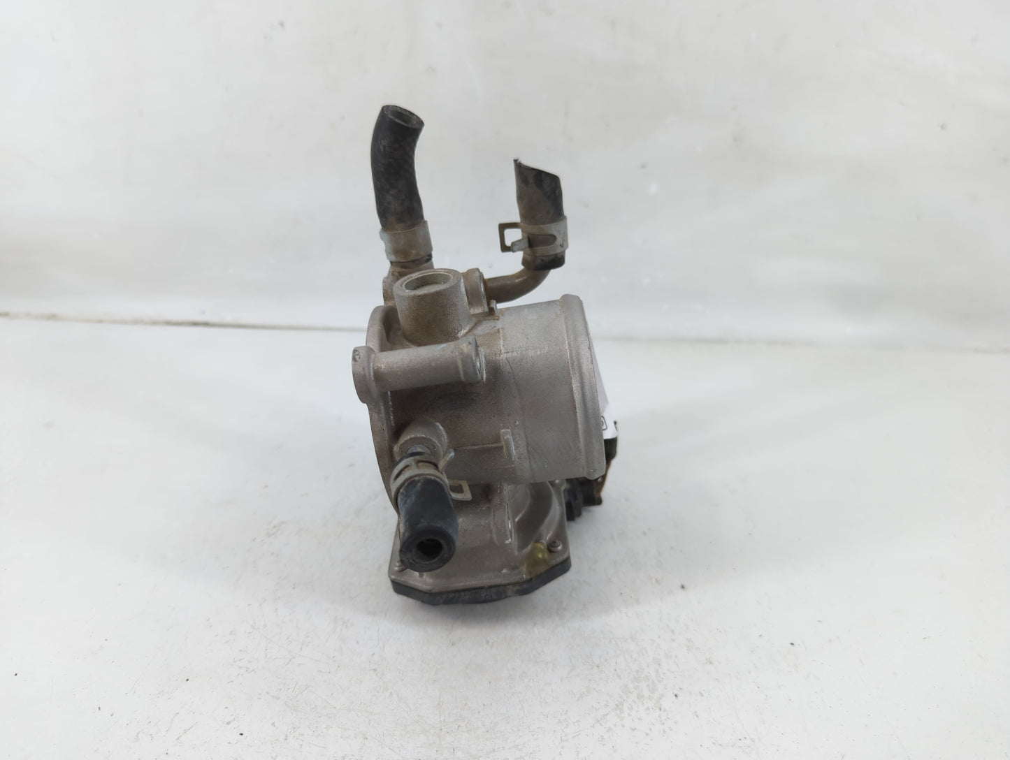 2012-2019 Hyundai Accent Throttle Body P/N:35100-2B300 Fits Fits 2012 2013 2014 2015 2016 2017 2018 2019 OEM Used Auto Parts