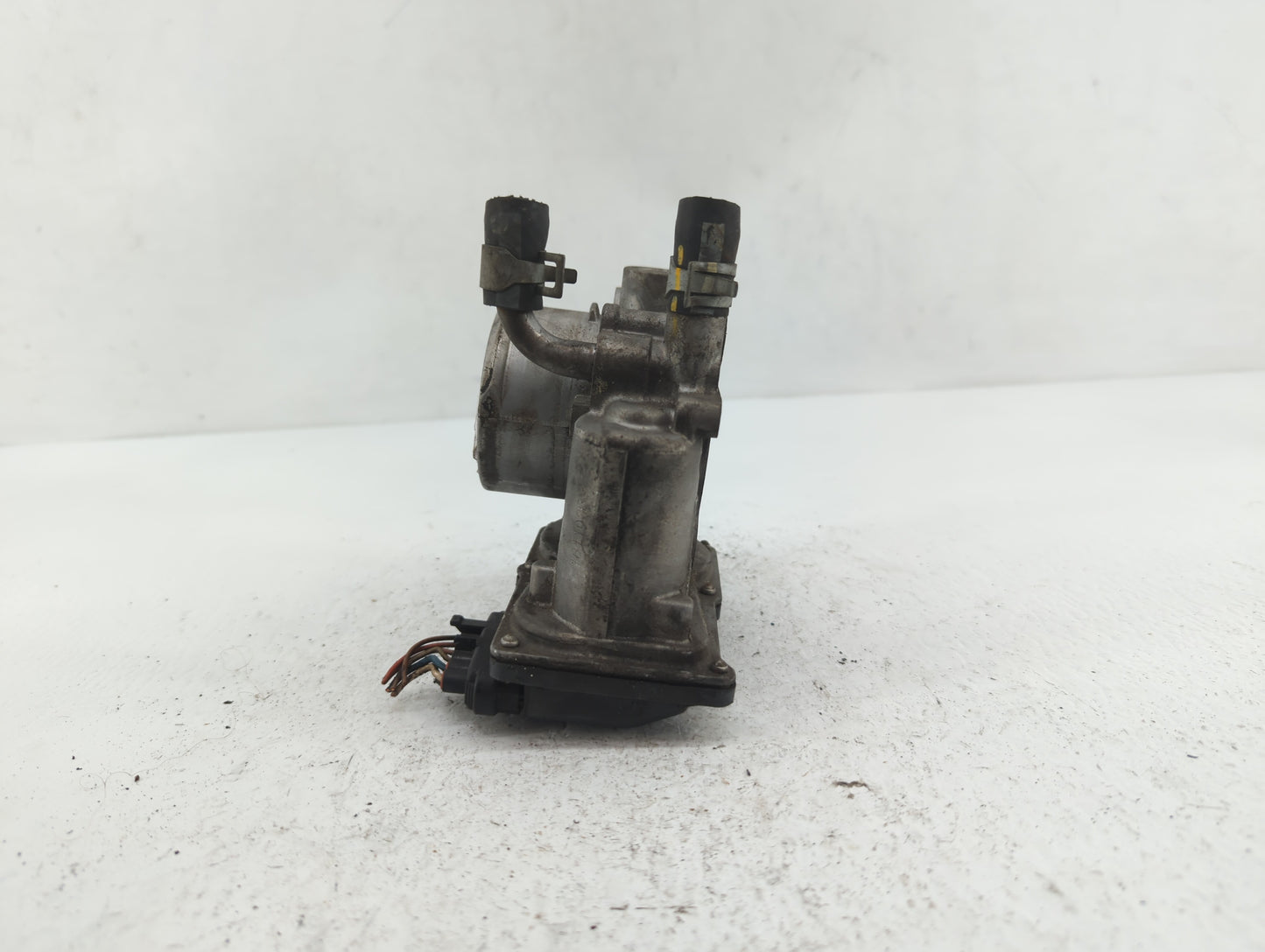 2012-2019 Hyundai Accent Throttle Body P/N:35100-2B300 Fits Fits 2012 2013 2014 2015 2016 2017 2018 2019 OEM Used Auto Parts
