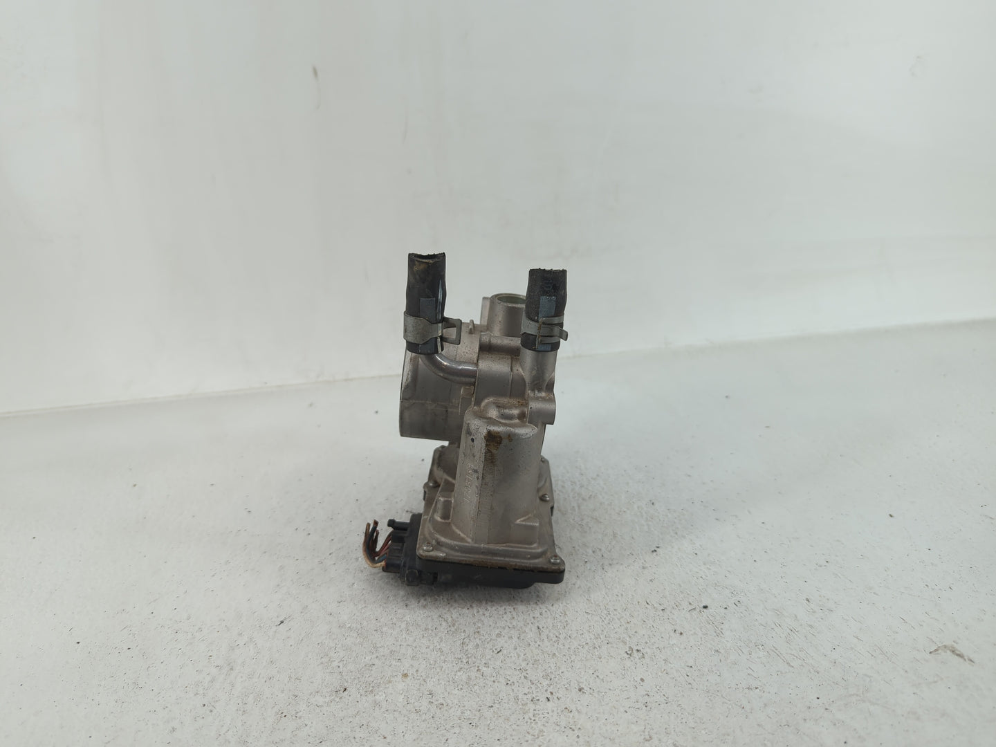2012-2019 Hyundai Accent Throttle Body P/N:35100-2B300 Fits Fits 2012 2013 2014 2015 2016 2017 2018 2019 OEM Used Auto Parts