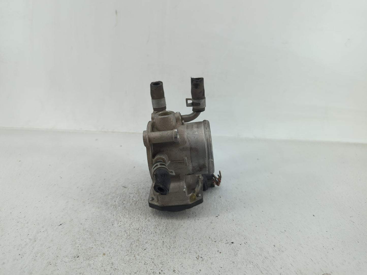 2012-2019 Hyundai Accent Throttle Body P/N:35100-2B300 Fits Fits 2012 2013 2014 2015 2016 2017 2018 2019 OEM Used Auto Parts