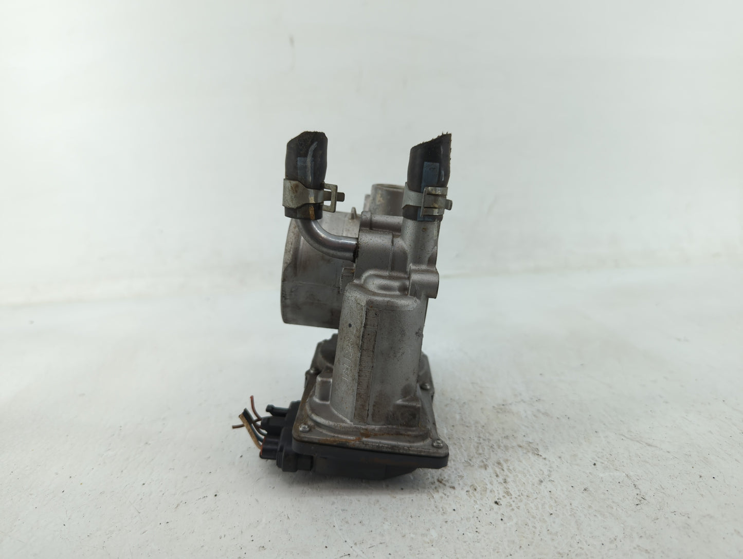 2012-2019 Hyundai Accent Throttle Body P/N:35100-2B300 Fits Fits 2012 2013 2014 2015 2016 2017 2018 2019 OEM Used Auto Parts