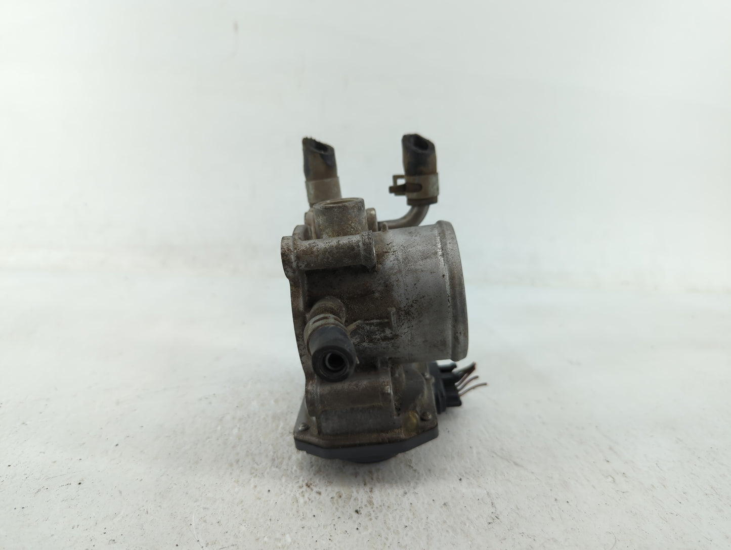 2012-2019 Hyundai Accent Throttle Body P/N:35100-2B300 Fits Fits 2012 2013 2014 2015 2016 2017 2018 2019 OEM Used Auto Parts