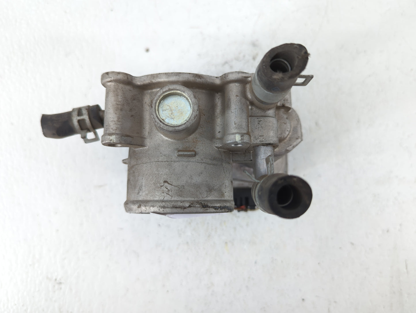 2012-2019 Hyundai Accent Throttle Body P/N:35100-2B300 Fits Fits 2012 2013 2014 2015 2016 2017 2018 2019 OEM Used Auto Parts