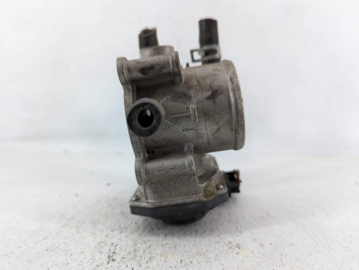2012-2019 Hyundai Accent Throttle Body P/N:35100-2B300 Fits Fits 2012 2013 2014 2015 2016 2017 2018 2019 OEM Used Auto Parts