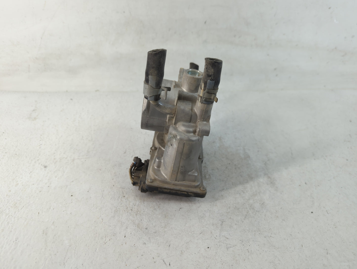 2012-2019 Hyundai Accent Throttle Body P/N:35100-2B300 Fits Fits 2012 2013 2014 2015 2016 2017 2018 2019 OEM Used Auto Parts