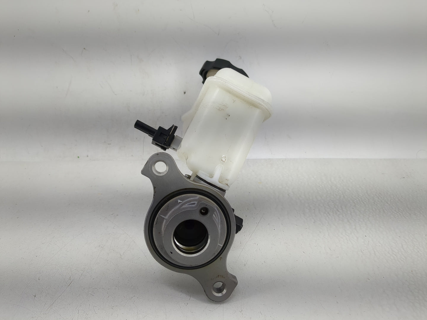2012-2017 Hyundai Azera Brake Master Cylinder - Oemusedautoparts1.com