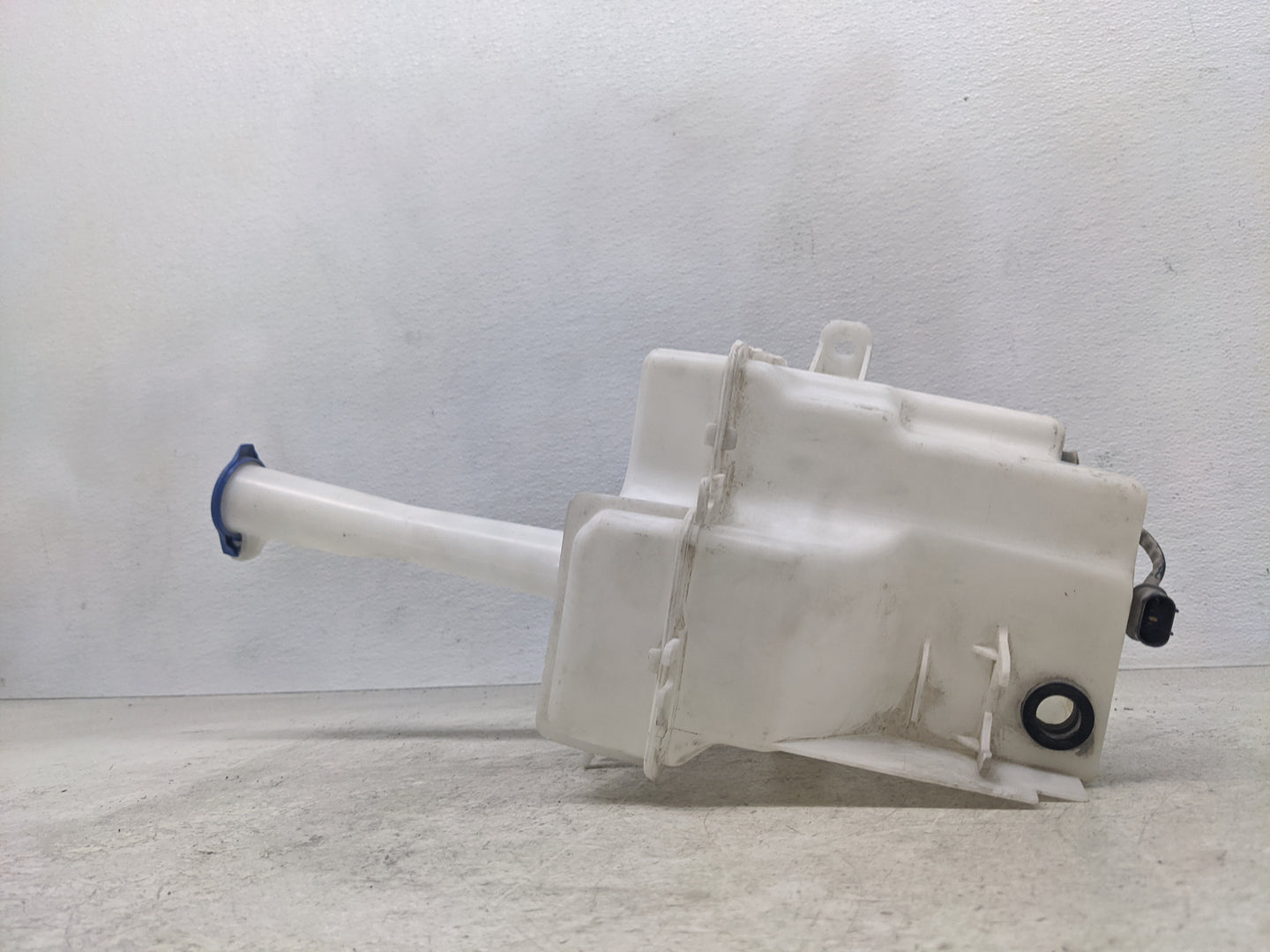 2012-2017 Hyundai Azera Windshield Washer Fluid Reservoir Bottle Oem - Oemusedautoparts1.com