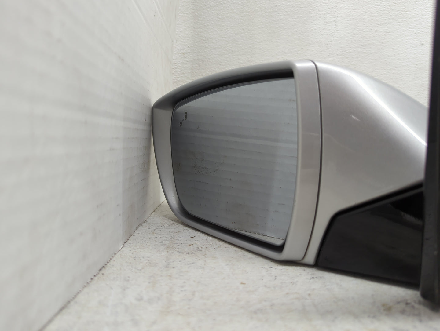 2015-2017 Hyundai Azera Driver Side View Mirror - Left Door Mirror OEM Used - Oemusedautoparts1.com