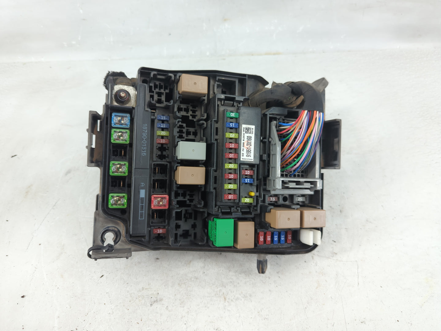 2016-2017 Hyundai Elantra Fusebox Fuse Box Panel Relay Module P/N:91950-A5742 Fits Fits 2016 2017 OEM Used Auto Parts - Oemu