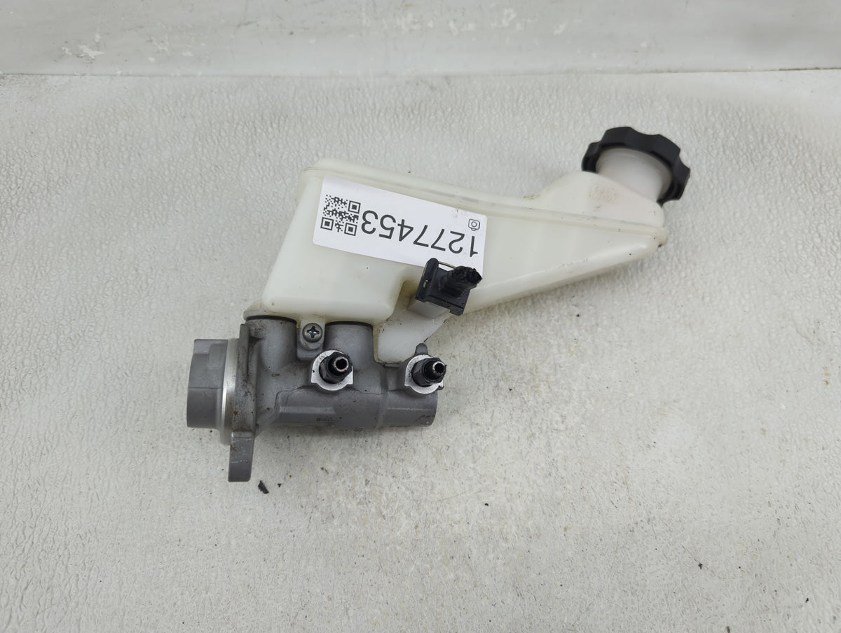 2017-2019 Hyundai Elantra Brake Master Cylinder 1277453 - Oemusedautoparts1.com