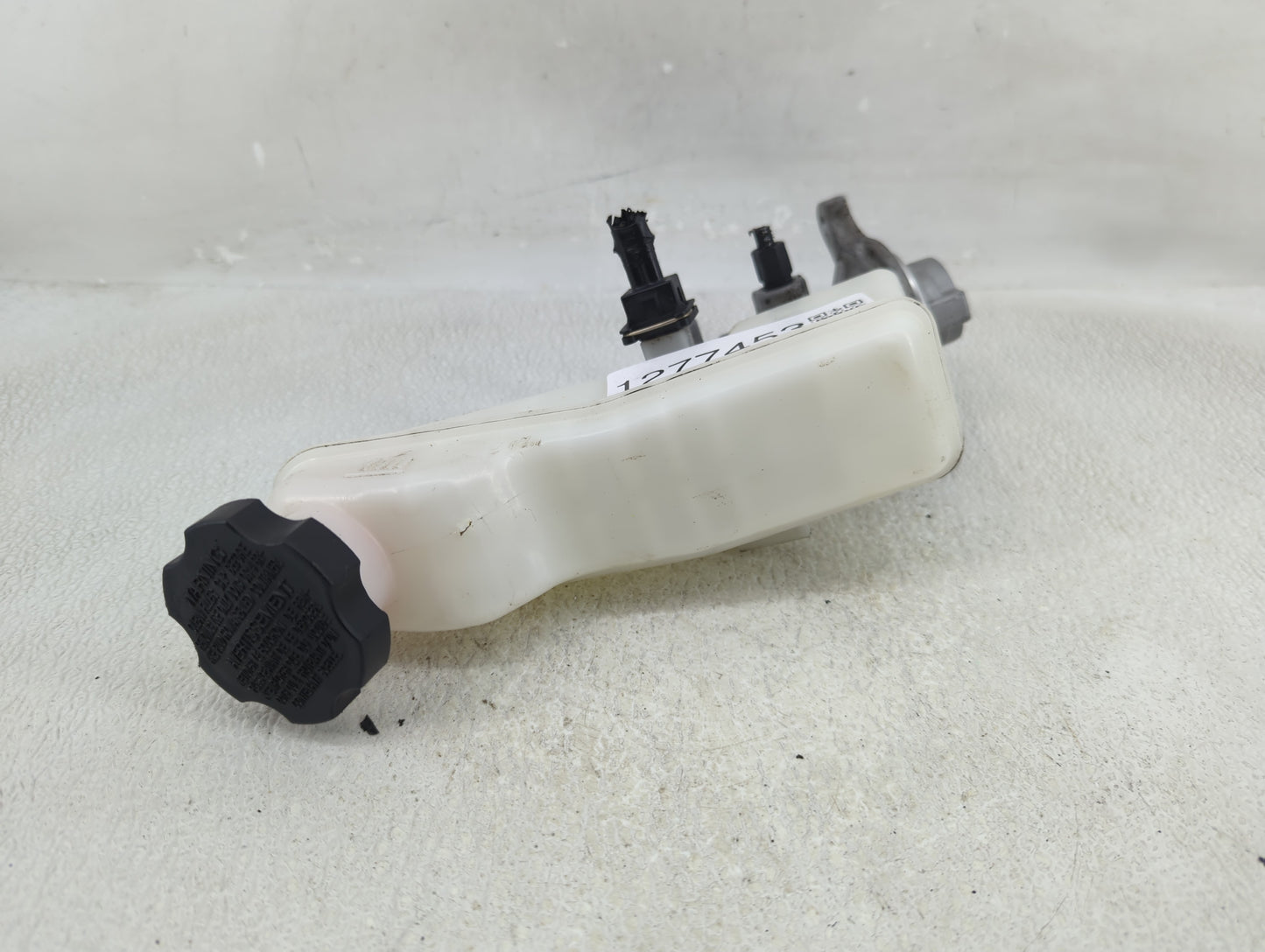 2017-2019 Hyundai Elantra Brake Master Cylinder 1277453 - Oemusedautoparts1.com