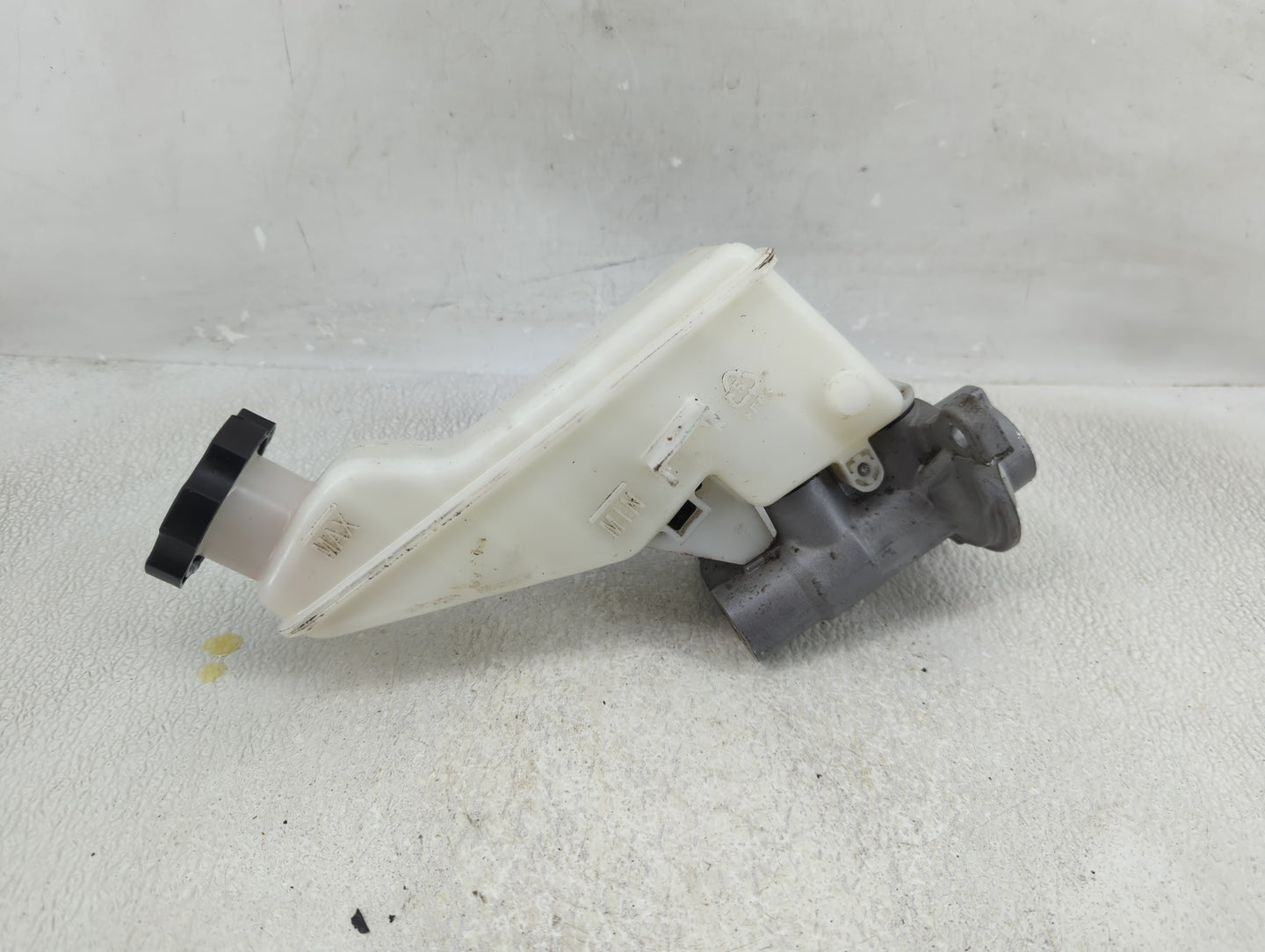 2017-2019 Hyundai Elantra Brake Master Cylinder 1277453 - Oemusedautoparts1.com