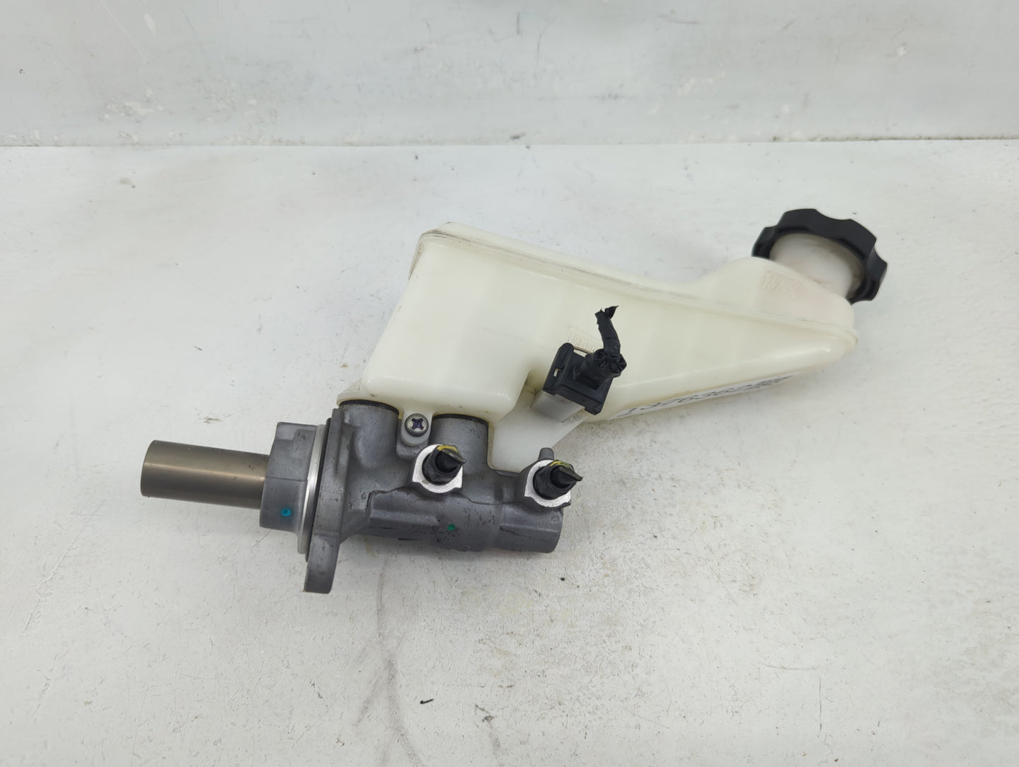 2017-2019 Hyundai Elantra Brake Master Cylinder 1376362 - Oemusedautoparts1.com