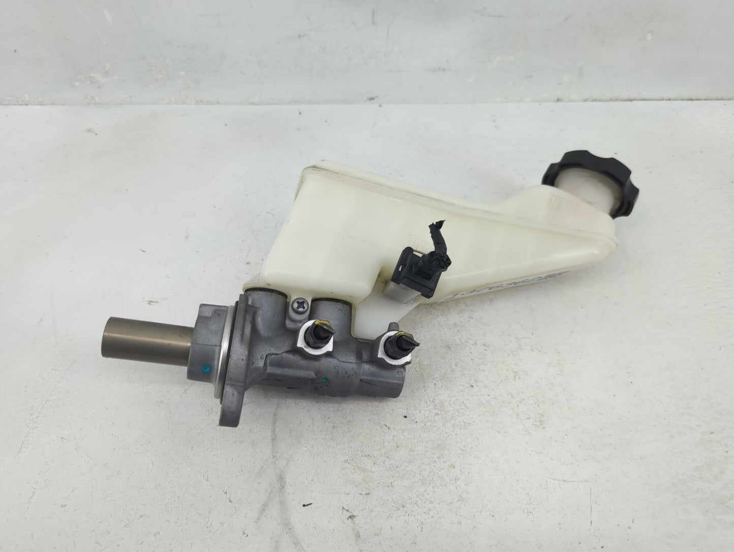 2017-2019 Hyundai Elantra Brake Master Cylinder 1376362 - Oemusedautoparts1.com