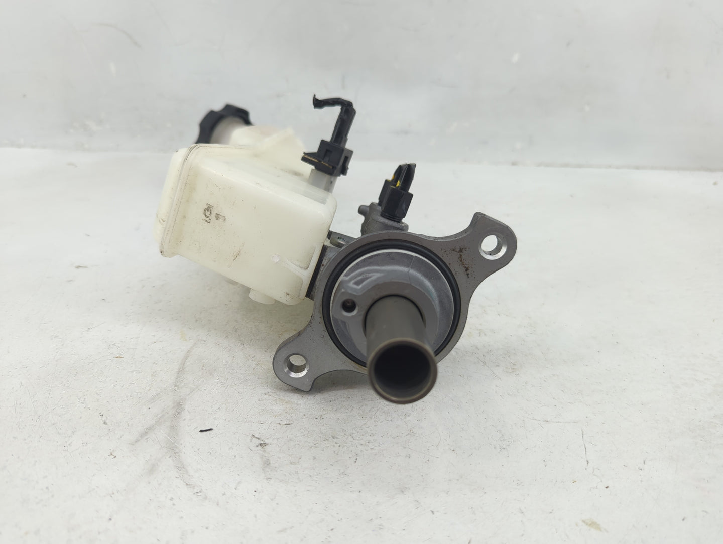 2017-2019 Hyundai Elantra Brake Master Cylinder 1376362 - Oemusedautoparts1.com