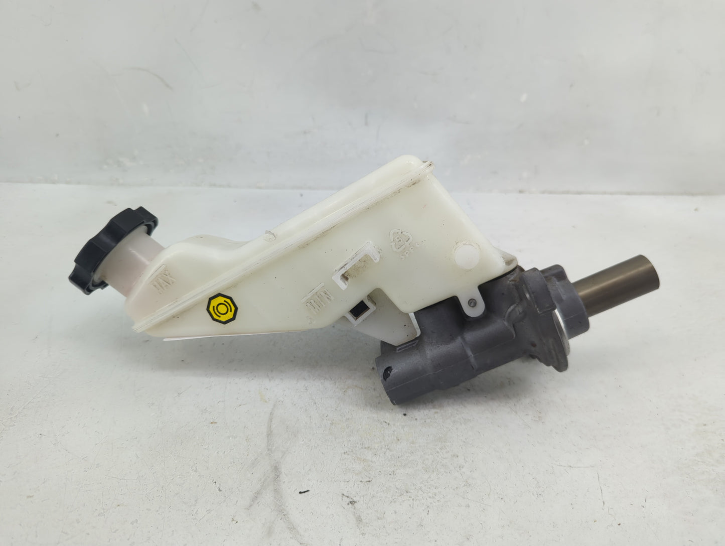 2017-2019 Hyundai Elantra Brake Master Cylinder 1376362 - Oemusedautoparts1.com