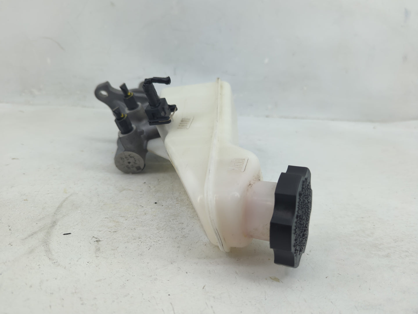 2017-2019 Hyundai Elantra Brake Master Cylinder 1376362 - Oemusedautoparts1.com