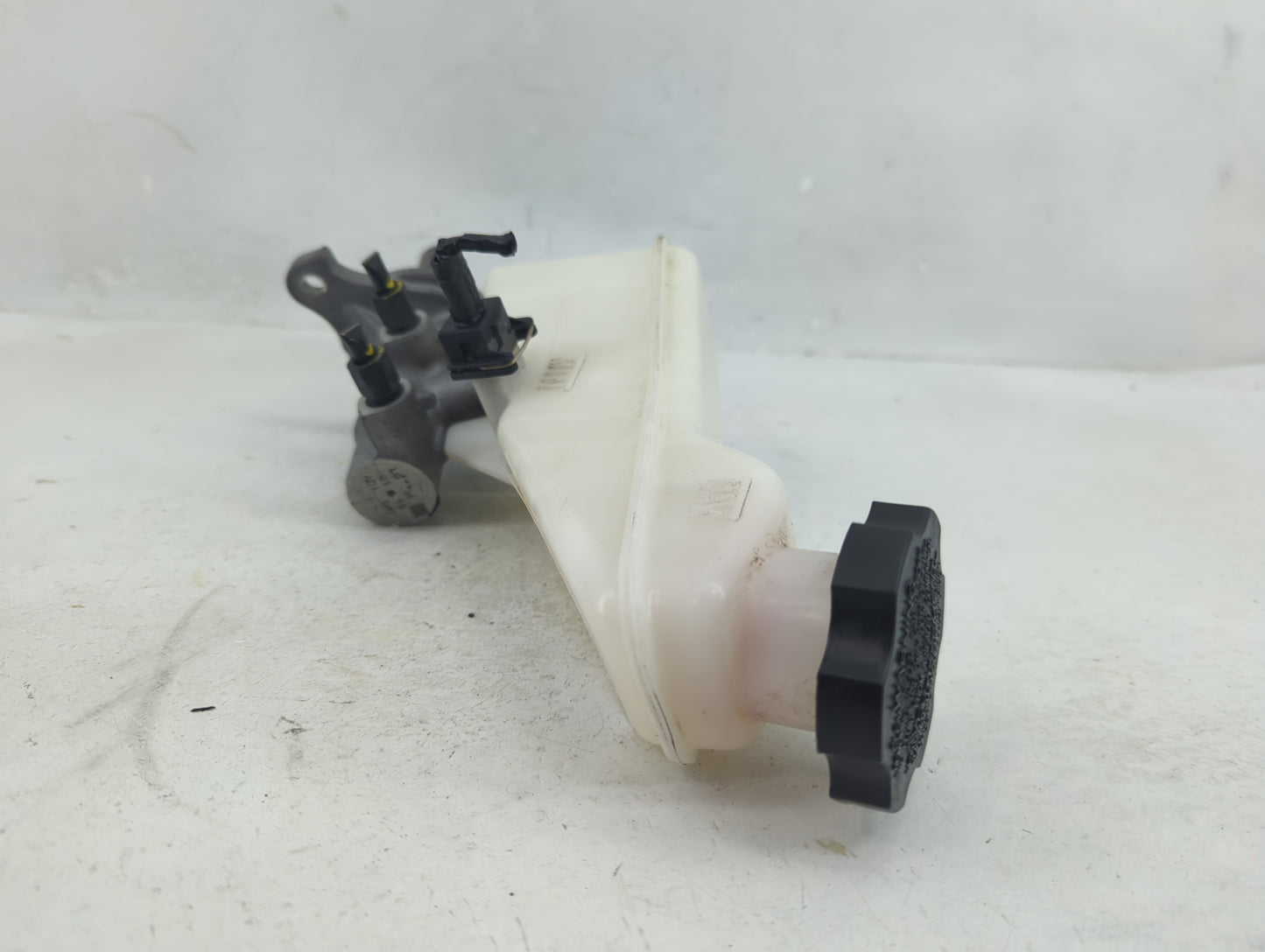 2017-2019 Hyundai Elantra Brake Master Cylinder 1376362 - Oemusedautoparts1.com