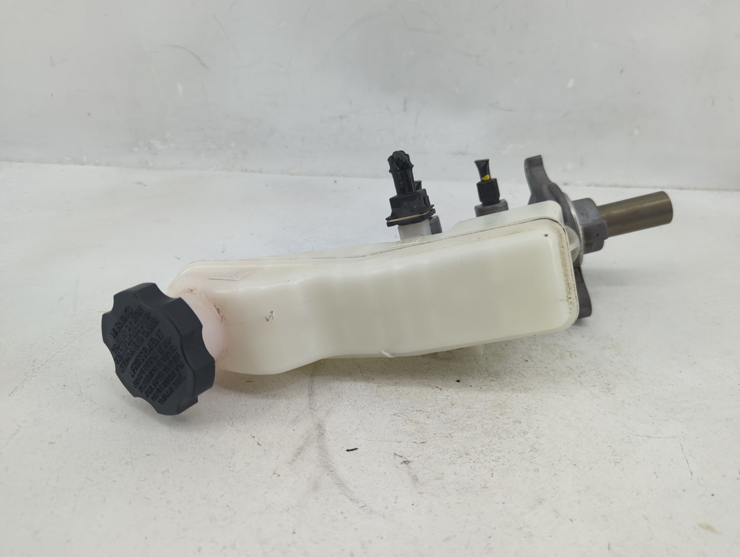 2017-2019 Hyundai Elantra Brake Master Cylinder 1376362 - Oemusedautoparts1.com