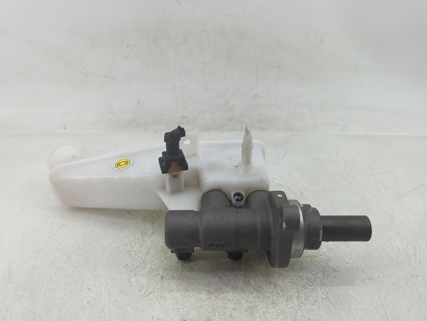 2017-2019 Hyundai Elantra Brake Master Cylinder 1383099 - Oemusedautoparts1.com