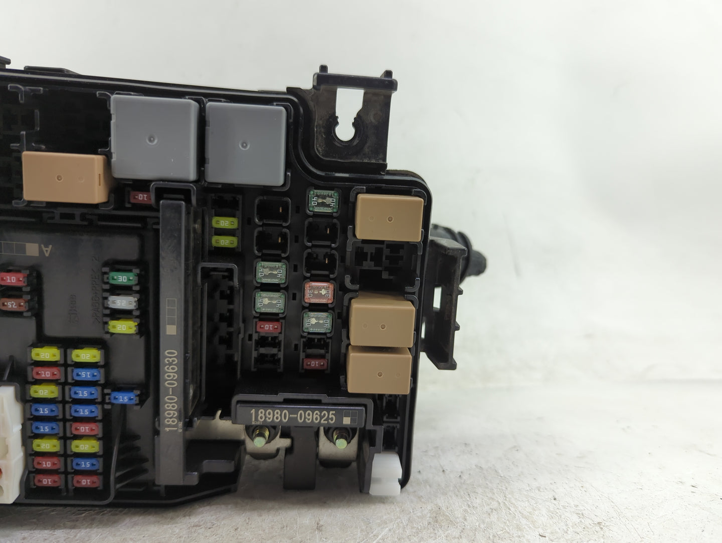 2017 Hyundai Elantra Fusebox Fuse Box Panel Relay Module P/N:91203 F2200 Fits OEM Used Auto Parts - Oemusedautoparts1.com