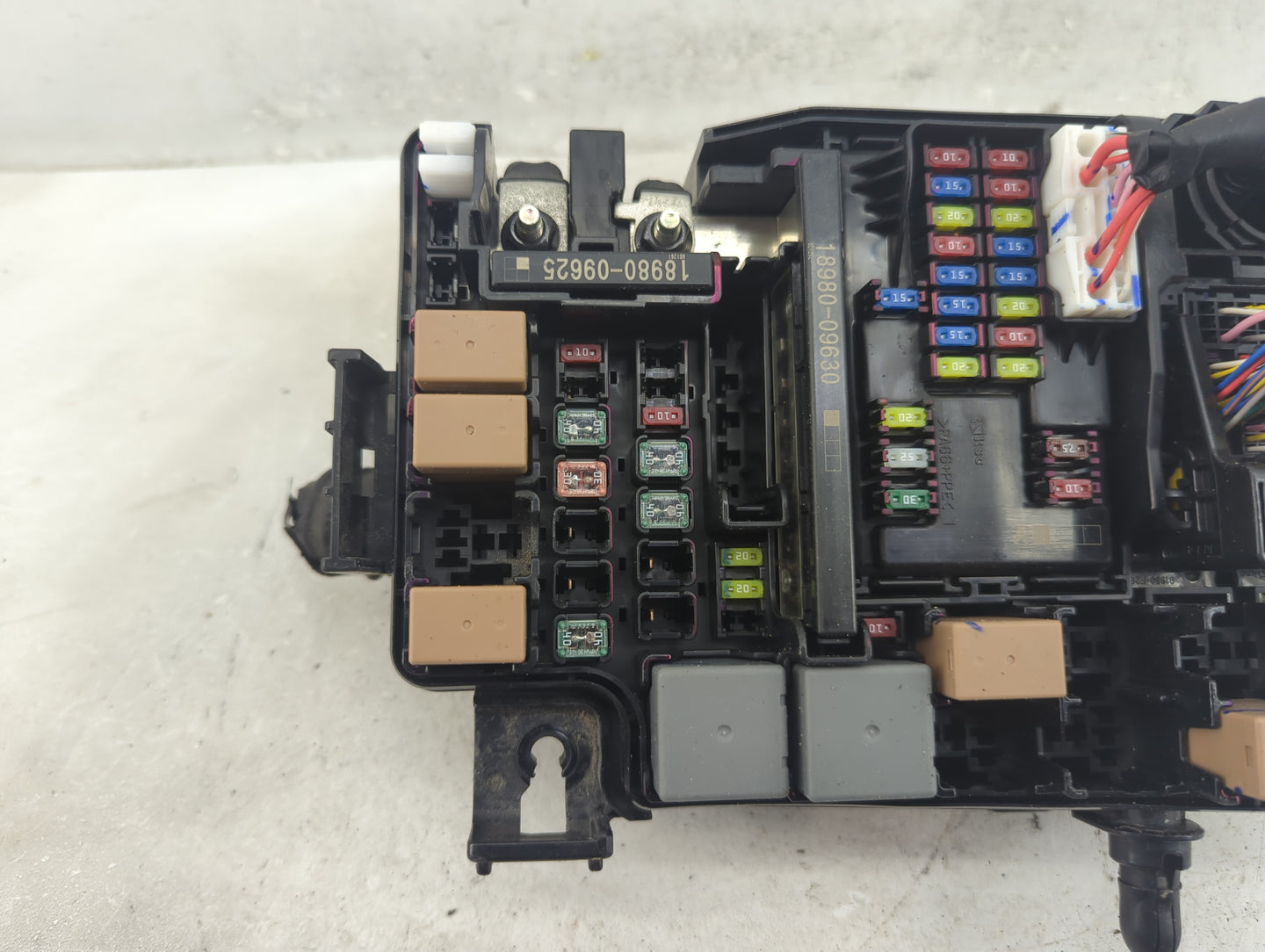2017 Hyundai Elantra Fusebox Fuse Box Panel Relay Module Fits OEM Used Auto Parts - Oemusedautoparts1.com