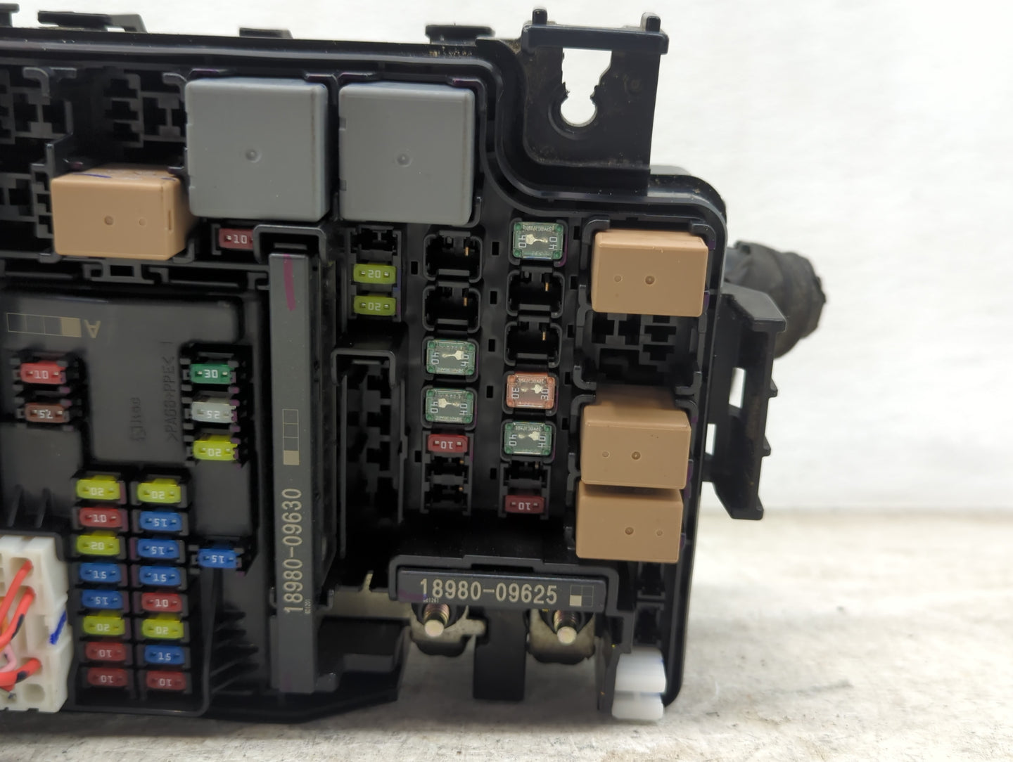 2017 Hyundai Elantra Fusebox Fuse Box Panel Relay Module P/N:18980-09630 18980-09625, 1605260199 Fits OEM Used Auto Parts - 