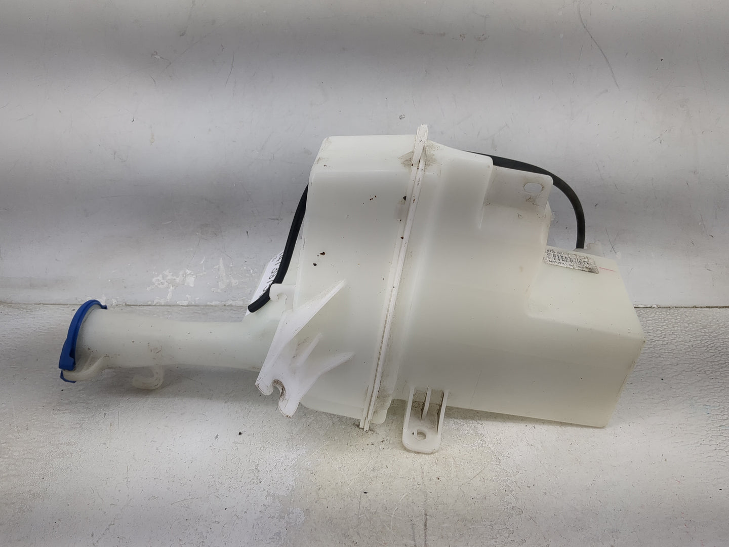 2017-2018 Hyundai Elantra Windshield Washer Fluid Reservoir Bottle Oem 1473975 - Oemusedautoparts1.com
