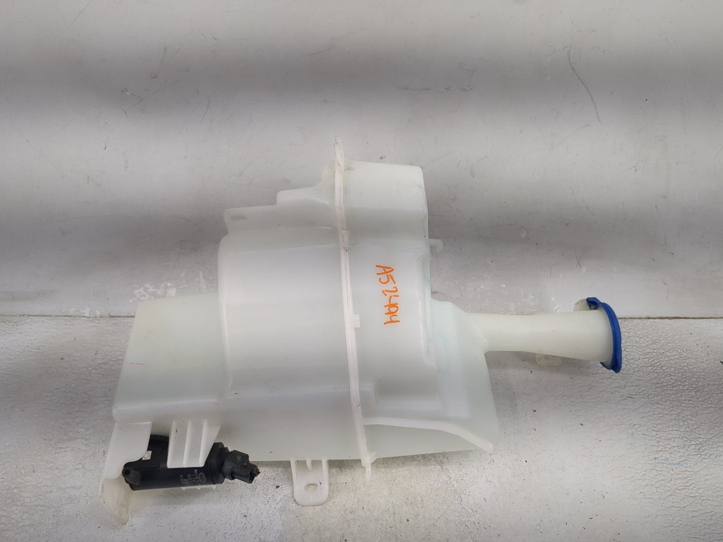 2017-2018 Hyundai Elantra Windshield Washer Fluid Reservoir Bottle Oem 1474126 - Oemusedautoparts1.com