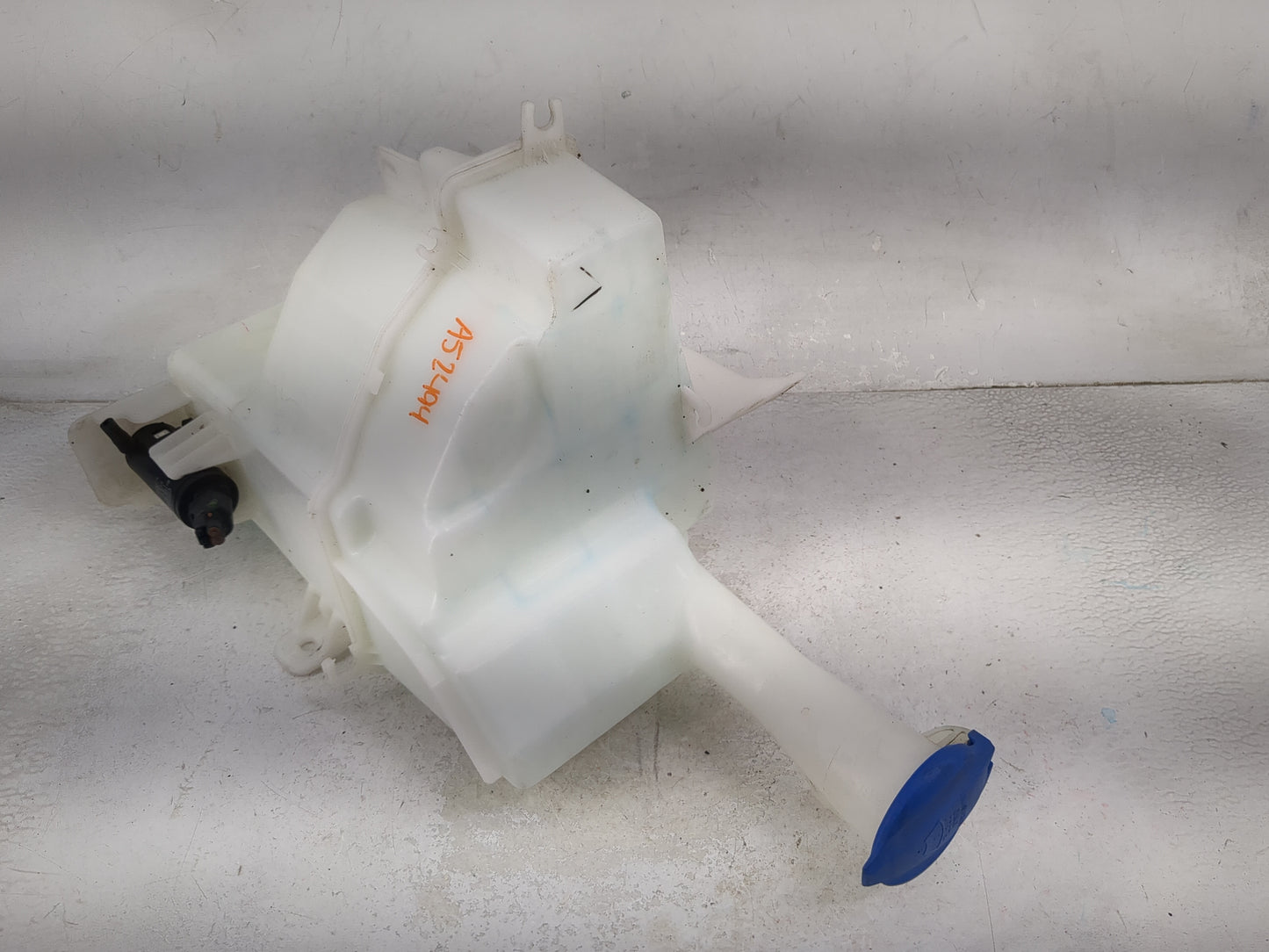 2017-2018 Hyundai Elantra Windshield Washer Fluid Reservoir Bottle Oem 1474126 - Oemusedautoparts1.com