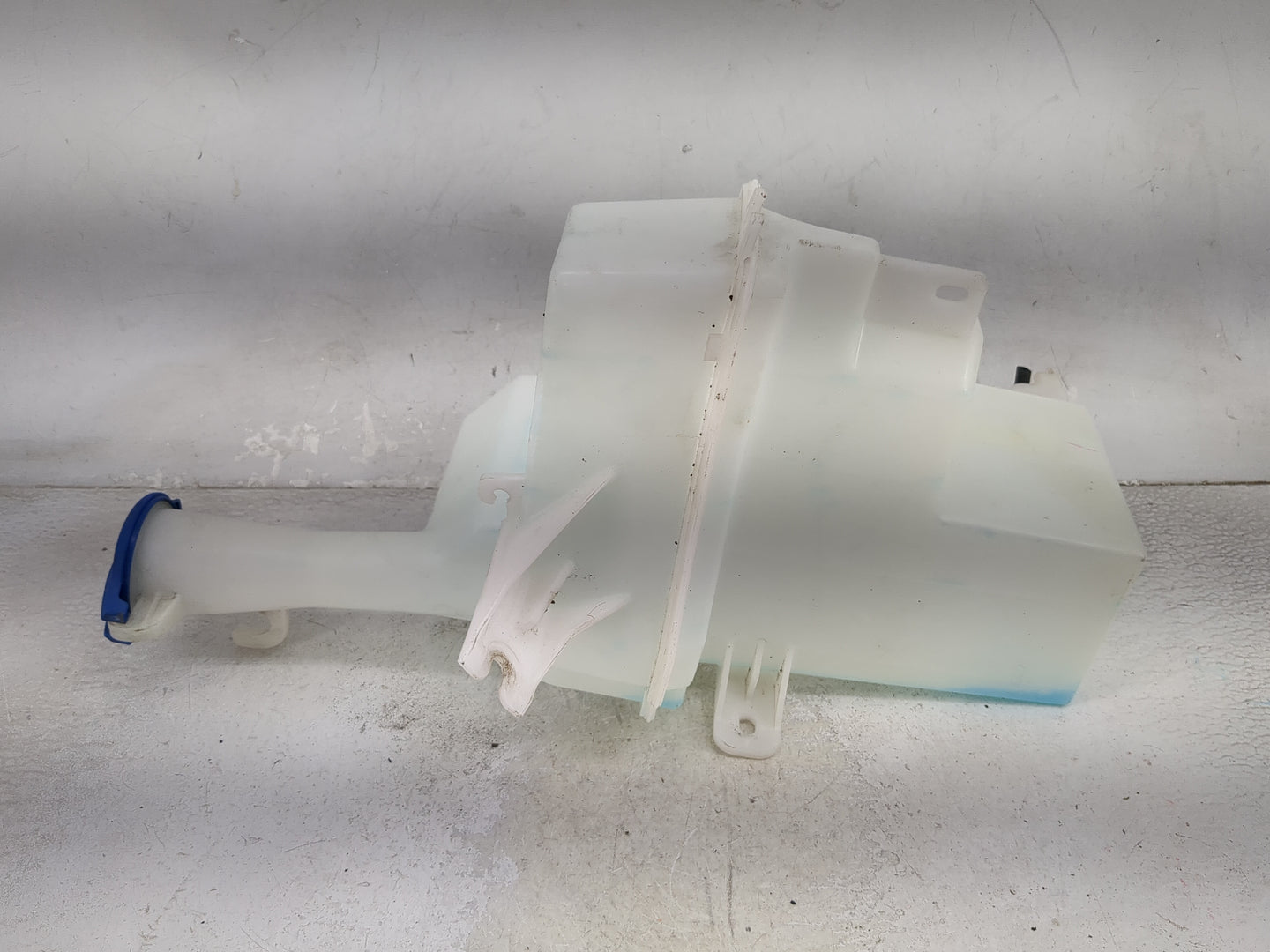 2017-2018 Hyundai Elantra Windshield Washer Fluid Reservoir Bottle Oem 1474126 - Oemusedautoparts1.com