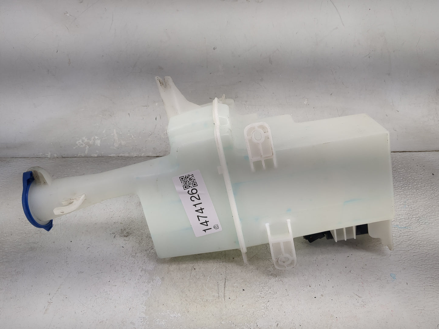 2017-2018 Hyundai Elantra Windshield Washer Fluid Reservoir Bottle Oem 1474126 - Oemusedautoparts1.com