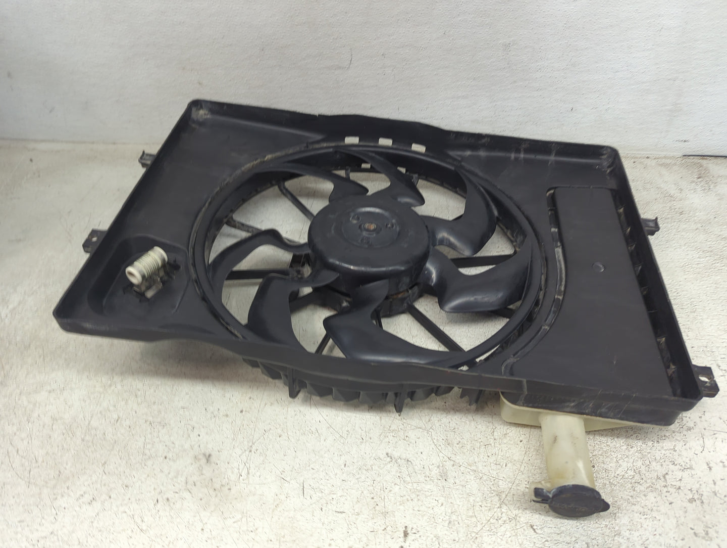 2017-2018 Hyundai Elantra Electric Radiator Cooling Fan Motor Assembly Fits Fits 2017 2018 OEM Used Auto Parts - Oemusedauto