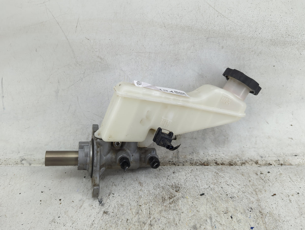 2017-2019 Hyundai Elantra Brake Master Cylinder 1490424 - Oemusedautoparts1.com
