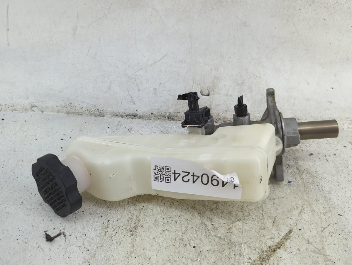 2017-2019 Hyundai Elantra Brake Master Cylinder 1490424 - Oemusedautoparts1.com