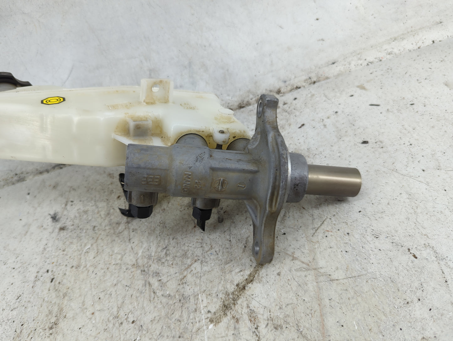 2017 Hyundai Elantra Brake Master Cylinder 1490424 - Oemusedautoparts1.com