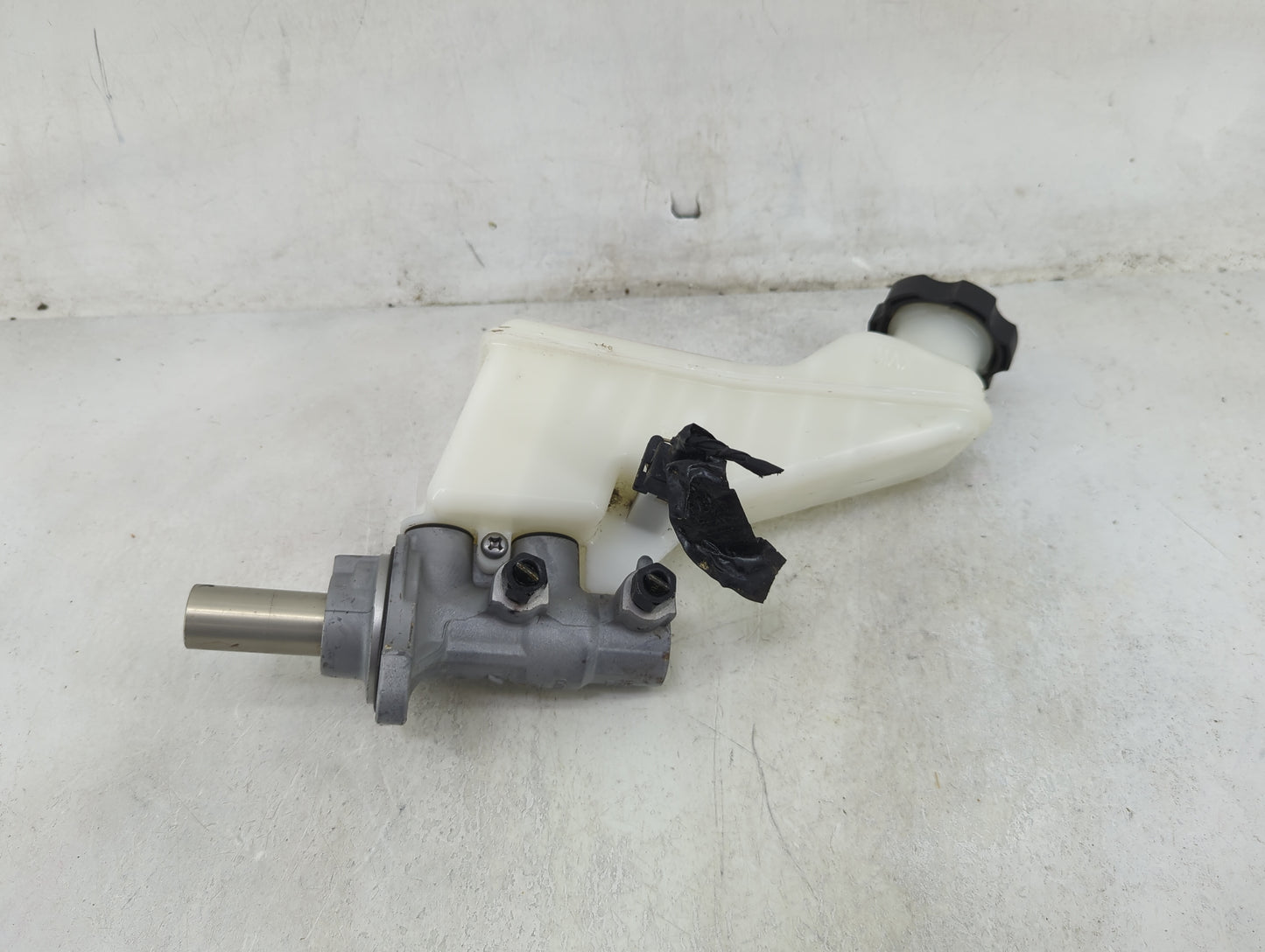 2017 Hyundai Elantra Brake Master Cylinder - Oemusedautoparts1.com