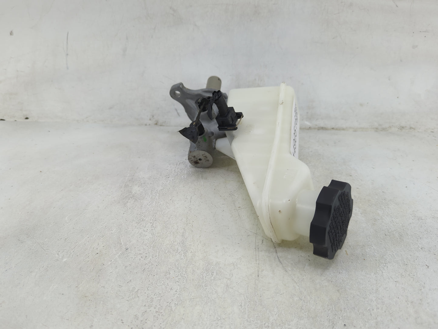 2017 Hyundai Elantra Brake Master Cylinder - Oemusedautoparts1.com