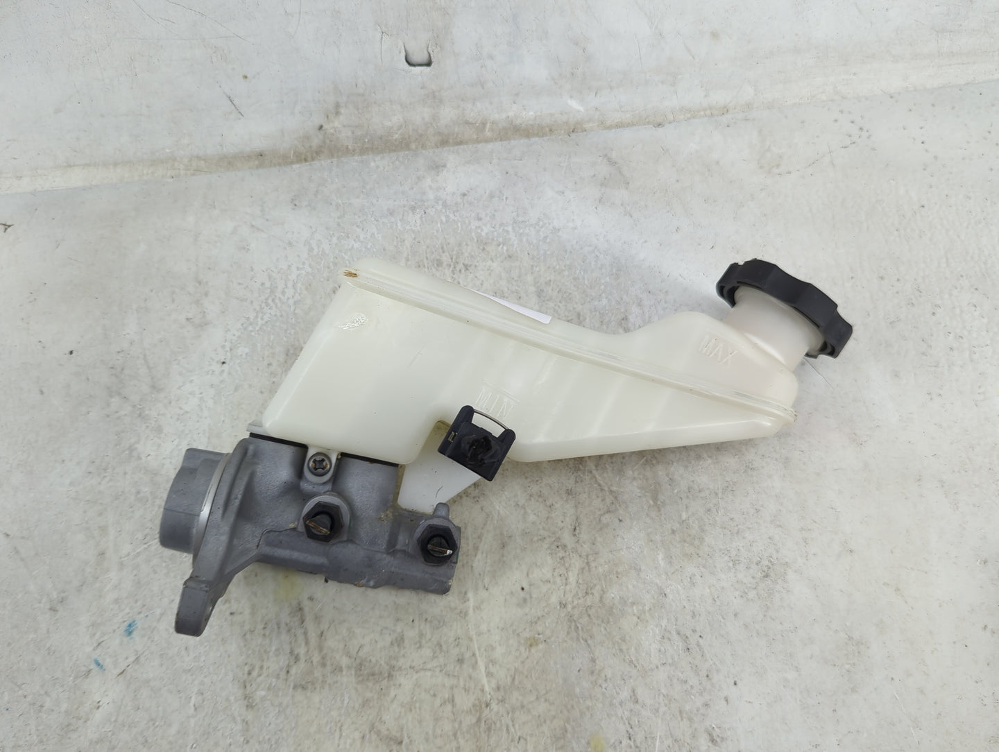 2017-2019 Hyundai Elantra Brake Master Cylinder 1490527 - Oemusedautoparts1.com