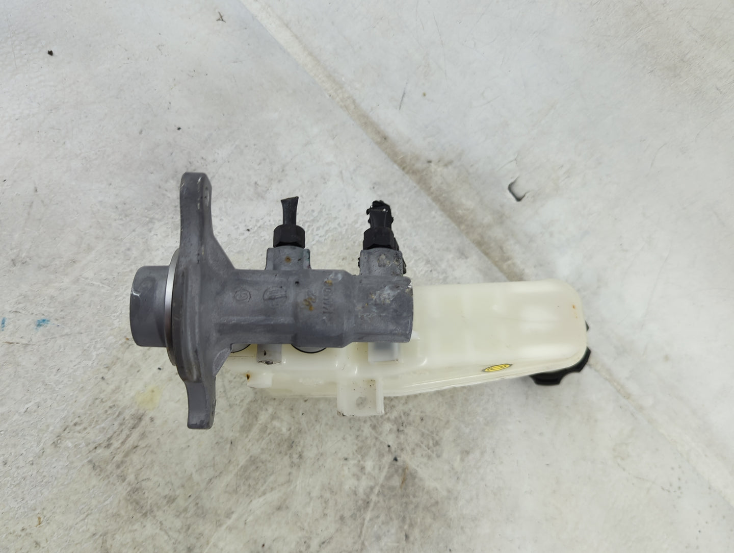 2017-2019 Hyundai Elantra Brake Master Cylinder 1490527 - Oemusedautoparts1.com