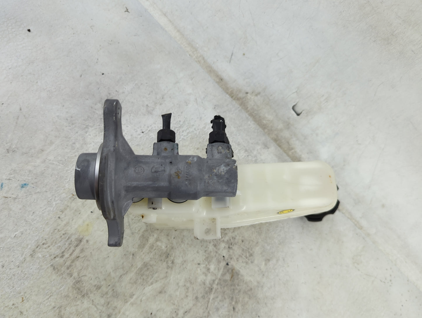 2017-2019 Hyundai Elantra Brake Master Cylinder 1490527 - Oemusedautoparts1.com