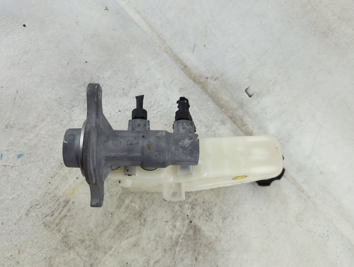 2017-2019 Hyundai Elantra Brake Master Cylinder 1490527 - Oemusedautoparts1.com