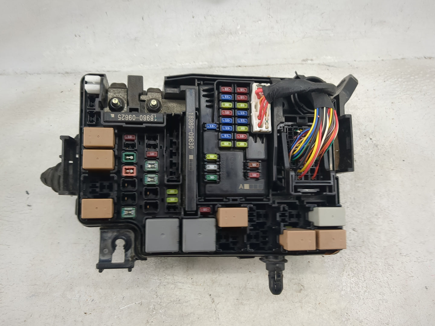 2017 Hyundai Elantra Fusebox Fuse Box Panel Relay Module P/N:18980-09625 18980-09630, 1604201180 Fits OEM Used Auto Parts - 