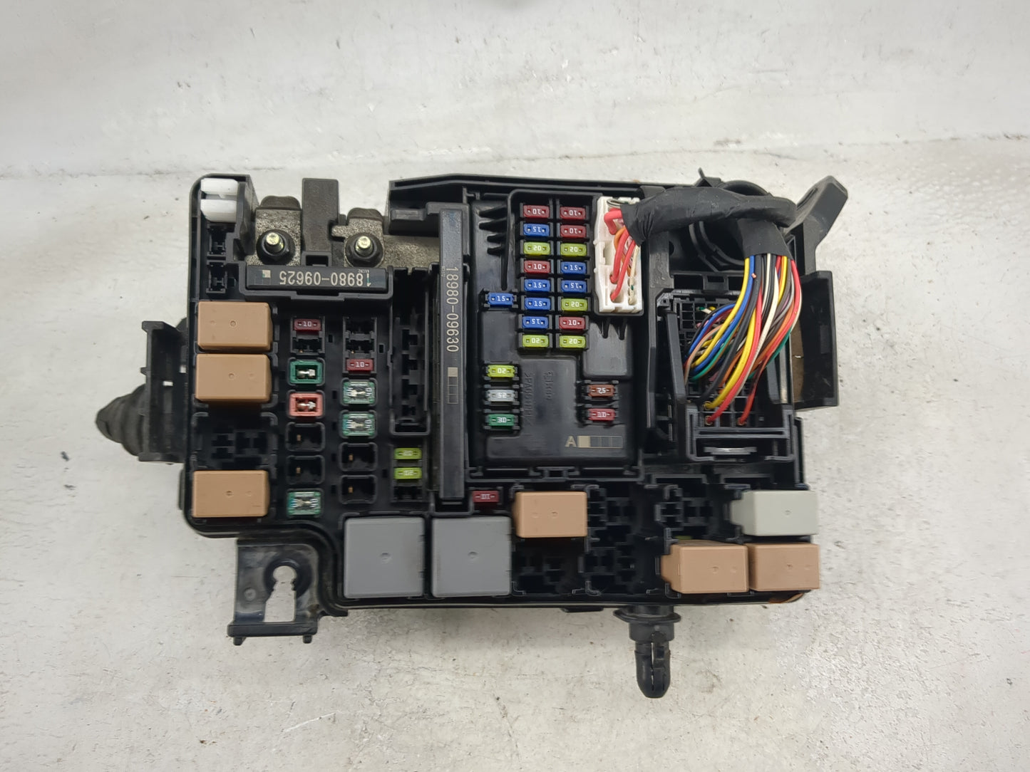 2017 Hyundai Elantra Fusebox Fuse Box Panel Relay Module P/N:18980-09625 18980-09630, 1604201180 Fits OEM Used Auto Parts - 